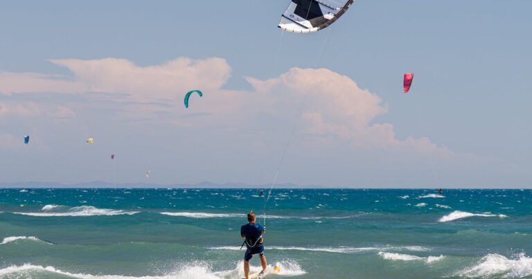 Kitesurfer springt vor Nordsee-Strand 2026 — Sinnbild für den GKA Freestyle Kite World Cup auf Borkum