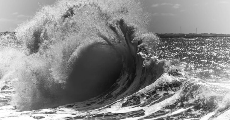 Welle bricht im Southern Ocean 2026 — Sinnbild für den Corona Cero New Zealand Pro am Manu Bay in Raglan