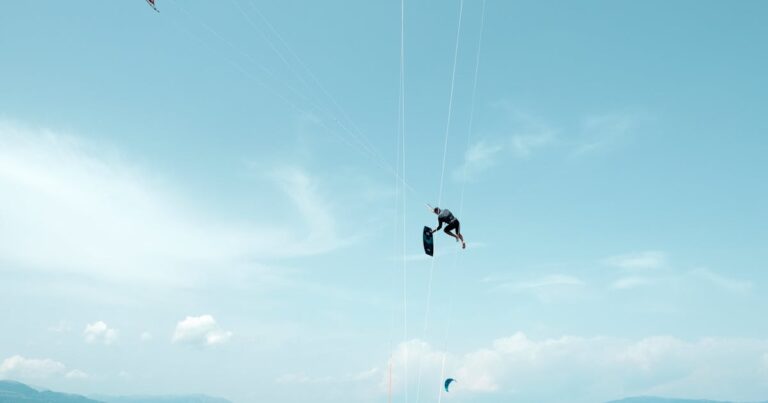Kitesurfer beim Big Air Sprung - GKA Kite World Tour 2026 Mykonos