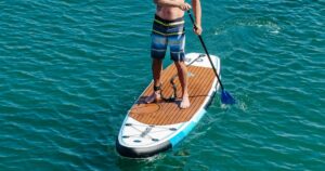 Stand-Up-Paddler auf dem Board im türkisen Wasser 2026 — Sinnbild für Kai Lennys SUP-Kollektion The Vault von Quatro Maui