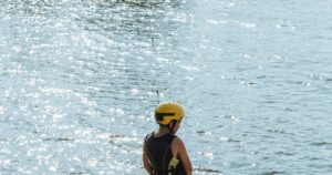 Wakeboarder mit Helm und Weste an der Cable-Leine 2026 — Sinnbild für die Langenfeld Open am Wasserski-Cablepark
