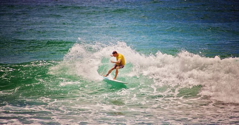 Surfer macht Bottom Turn - Margaret River Pro 2026 Western Australia