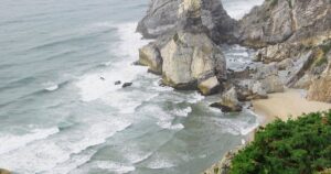 Portugiesische Atlantik-Kueste mit Felsen und Brandung - Surf Spots Ericeira Peniche 2026