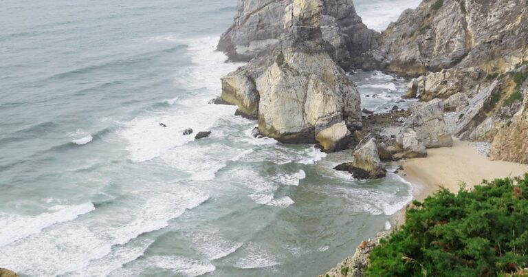 Portugiesische Atlantik-Kueste mit Felsen und Brandung - Surf Spots Ericeira Peniche 2026