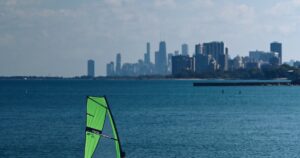 Windsurfer mit gruenem Segel auf dem Wasser - PWA World Windsurfing Tour 2026