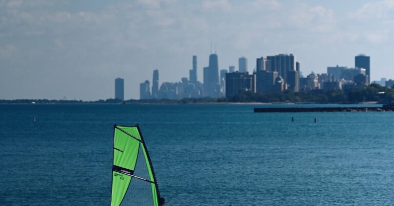 Windsurfer mit gruenem Segel auf dem Wasser - PWA World Windsurfing Tour 2026