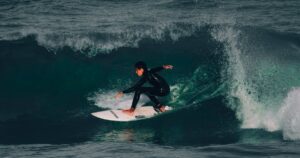 Surfer auf einer linken Welle - Raglan Manu Bay WSL Championship Tour 2026