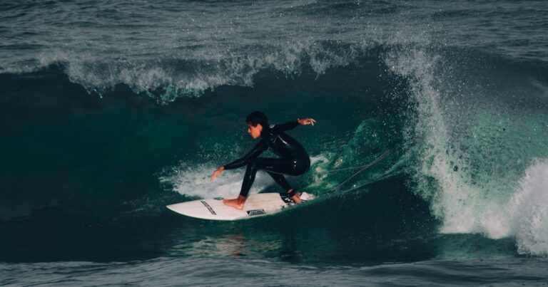 Surfer auf einer linken Welle - Raglan Manu Bay WSL Championship Tour 2026