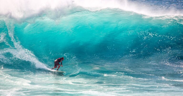 Surfer in einem türkisen Reef-Barrel — Somewhere Perfect Indonesien 2026
