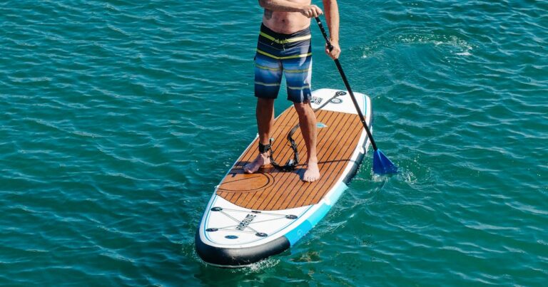 Stand Up Paddler auf SUP-Brett - ICF SUP World Series 2026