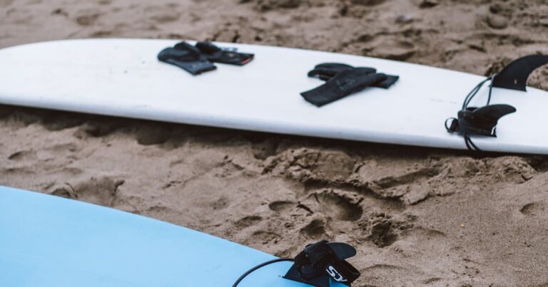 Zwei Surfboards am Sandstrand - nachhaltige Boards Algen Hanf Bioharz 2026