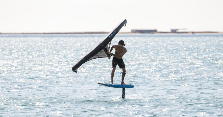Wing Foiler auf Hydrofoil-Brett - Wing Foiling Trend 2026