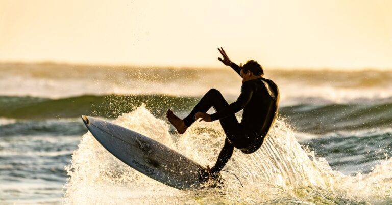 Surfer springt einen Aerial in goldenem Abendlicht — Symbolbild Vivo Rio Pro 2026 in Saquarema, Brasilien