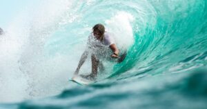 Surfer in türkisfarbener Barrel-Welle — Symbolbild zum Fiji Pro 2026 in Cloudbreak ohne Kelly Slater
