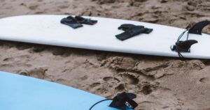 Surfboards am Strand - Symbolbild zum Comeback von Para-Surfer Tamir Dudi vor der WM 2026 in Kalifornien