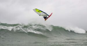 Wave-Windsurfer springt Aerial über eine Welle - Symbolbild zu Sarah-Quita Offringas 29. Weltmeistertitel 2026