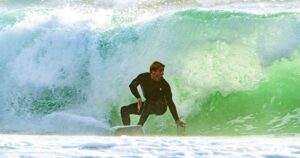 Surfer verlässt eine schwere Barrel — Symbolbild zum Finale der Tahiti Pro 2026 in Teahupoo mit Seth Moniz und Erin Brooks