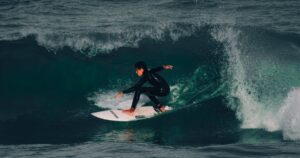 Surfer in grüner Barrel-Welle — Symbolbild zum Rematch Slater vs. Medina beim Tahiti Pro 2026 in Teahupoo
