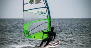 Windsurfer beim Foil-Slalom-Rennen auf flachem Wasser bei Sonnenschein – Symbolbild zur Cold Hawaii Youth Windsurf World Cup 2026 in Thy, Dänemark
