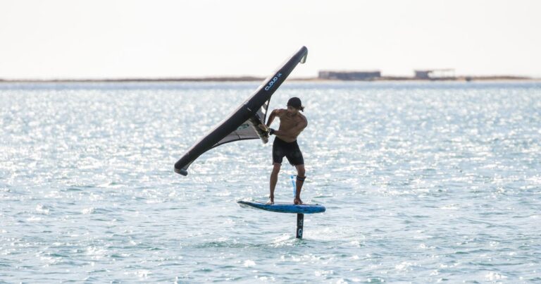 Wingfoiler mit Foil-Board auf dem Wasser – Symbolbild zum Duotone Foil-Release 2027 mit Glide 3.0, Crest SLS und Pop D/LAB