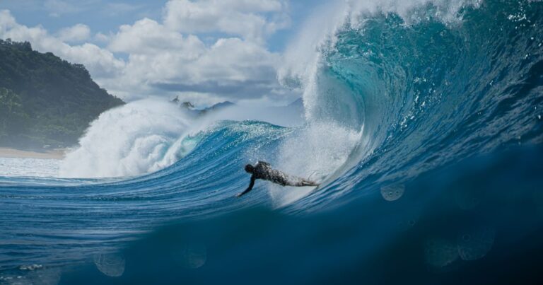 Surfer zieht in eine tropische Barrel-Welle — Symbolbild zum Finale des Fiji Pro 2026 an Cloudbreak