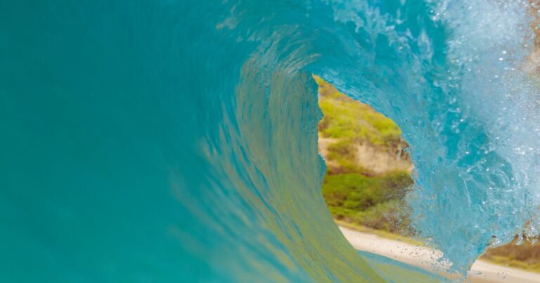 Türkise Barrel-Welle vor tropischer Küste — Symbolbild zum Finale des Fiji Pro 2026 an Cloudbreak