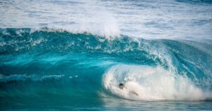 Bodysurfer in einer türkisen Barrel-Welle — Symbolbild zum Hurrikan-Marie-Swell 2026 in Newport Beach, Kalifornien