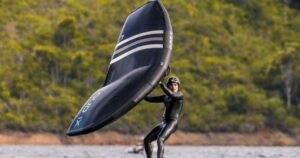 Wingfoiler mit aufgeblasenem Wing auf ruhigem Gewässer – Symbolbild zur Naish 2026 Kollektion mit neuen Wings, Kites und Foilboards